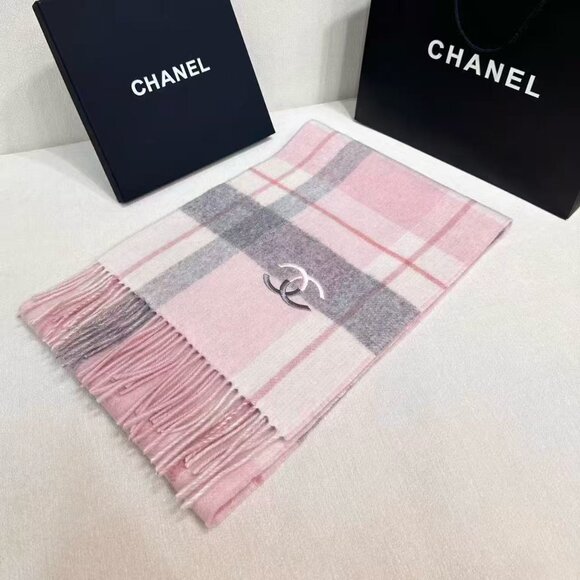 Chanel Sophisticated Two-Tone Shawl - Picture 2 of 6